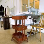 Professionele naaimachine in atelier