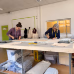 Twee cursisten volgen naailessen in het atelier van Laura Keegstra in Loosdrecht