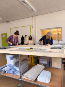 Twee cursisten volgen naailessen in het atelier van Laura Keegstra in Loosdrecht