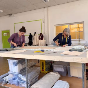 Twee cursisten volgen naailessen in het atelier van Laura Keegstra in Loosdrecht